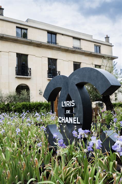 L'exposition L'Iris de Chanel ouvre ses portes à la Villa Windsor